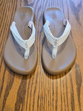 Flojos Flip Flops Womens Size 8 Off-White or Cream Color